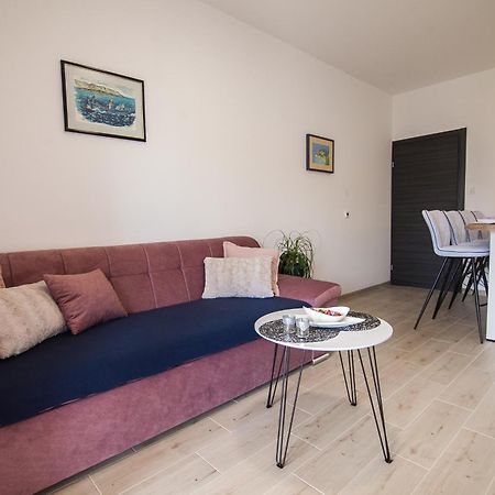 Family Apartments Brach Bol Dış mekan fotoğraf
