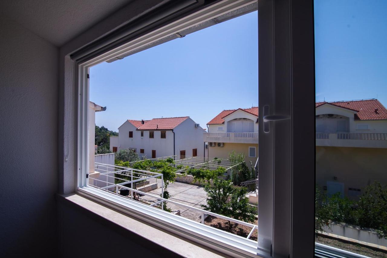 Family Apartments Brach Bol Dış mekan fotoğraf