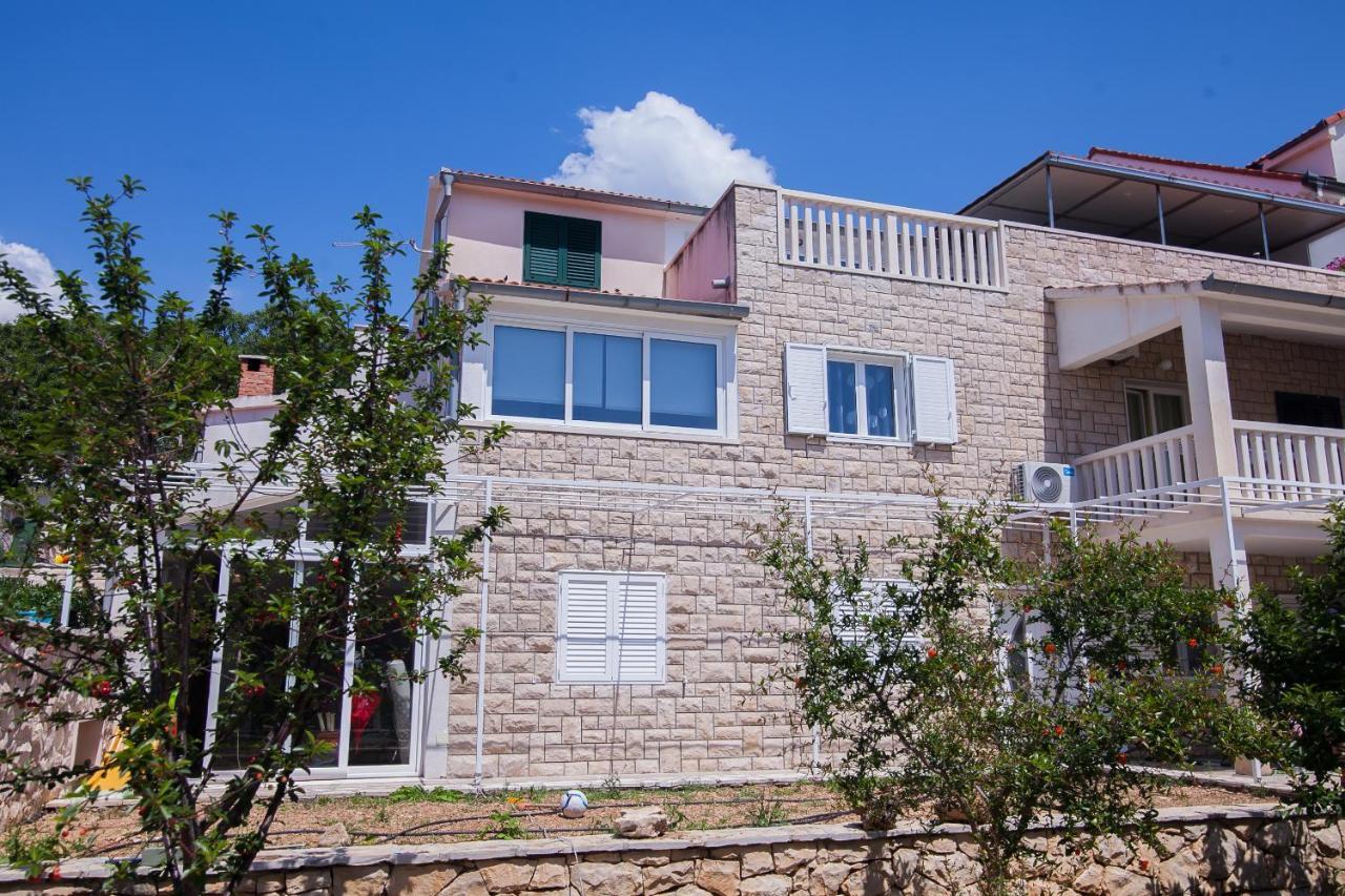 Family Apartments Brach Bol Dış mekan fotoğraf