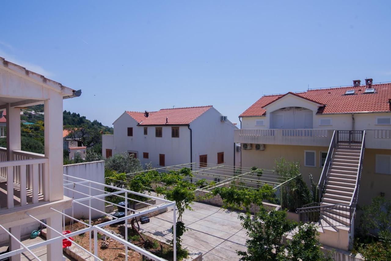 Family Apartments Brach Bol Dış mekan fotoğraf