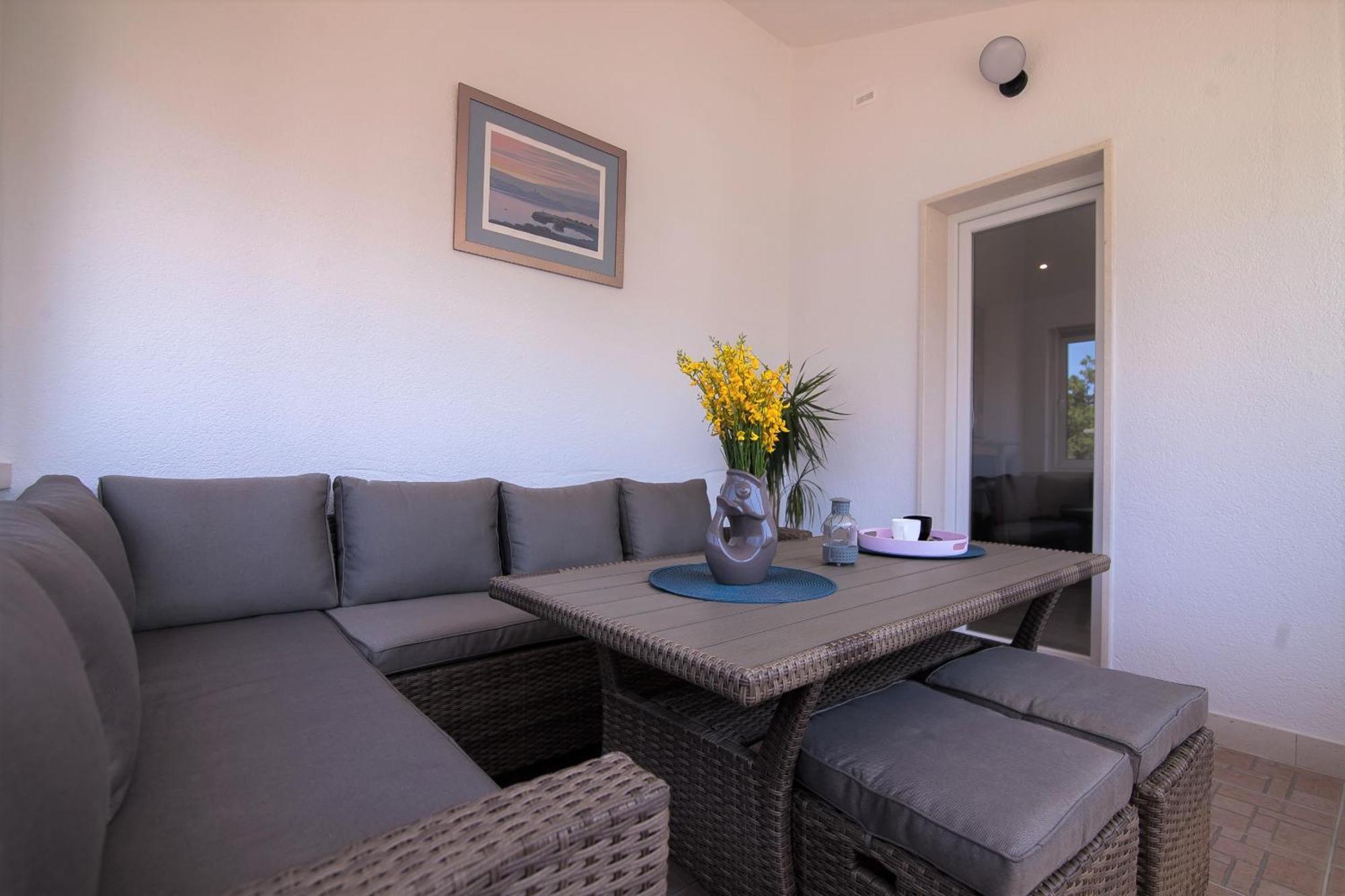 Family Apartments Brach Bol Dış mekan fotoğraf
