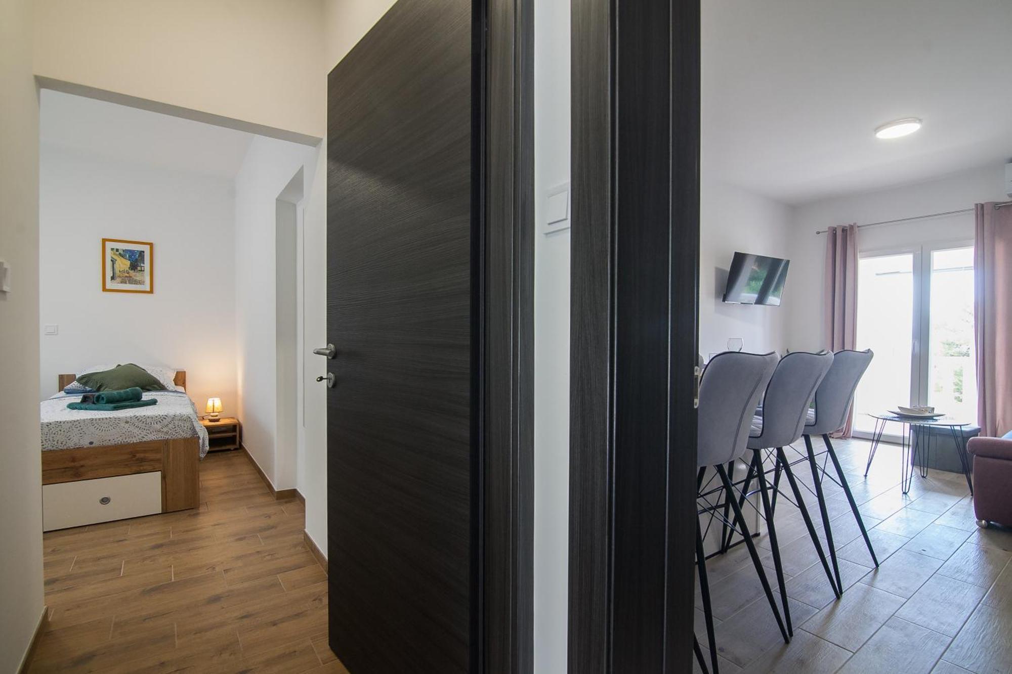 Family Apartments Brach Bol Dış mekan fotoğraf