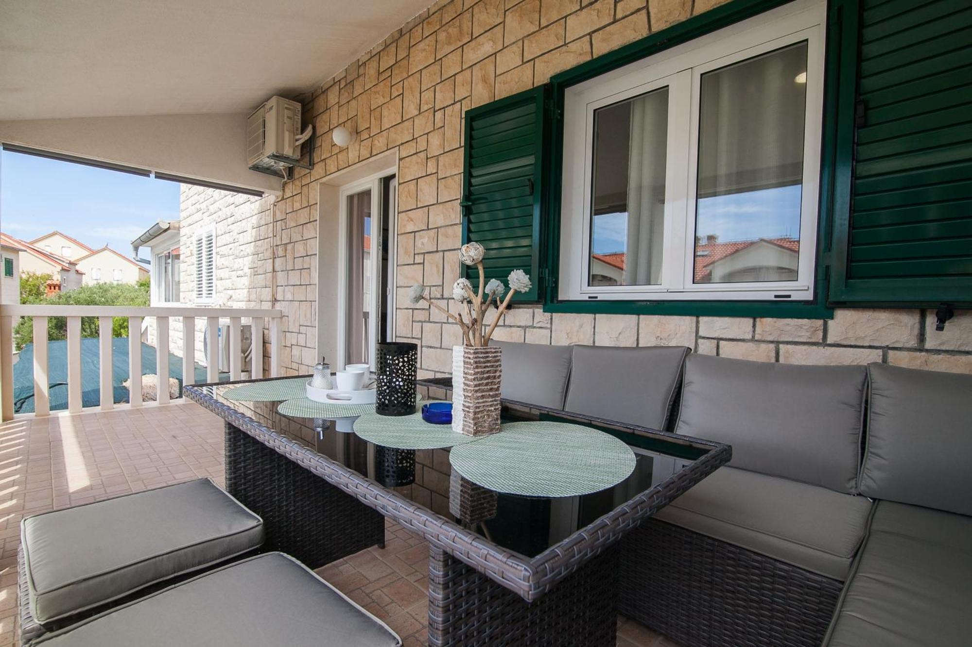 Family Apartments Brach Bol Dış mekan fotoğraf