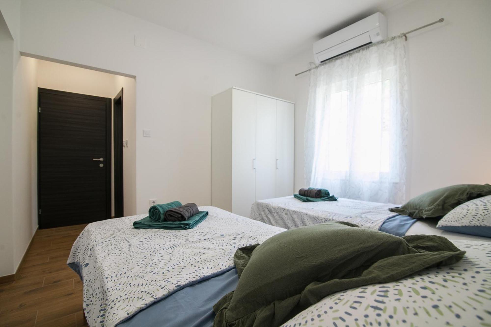 Family Apartments Brach Bol Dış mekan fotoğraf