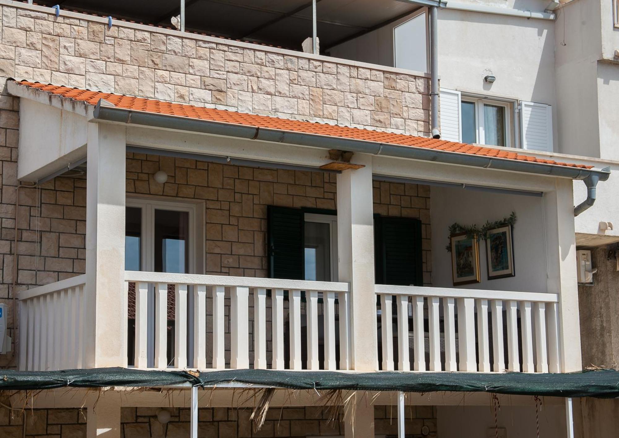 Family Apartments Brach Bol Dış mekan fotoğraf
